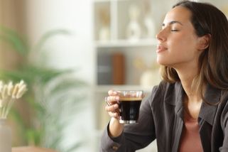 Kavárny nadšené nebudou. Barista se podělil o tipy na prvotřídní kávu, za které lidi platí tisíce na kurzech